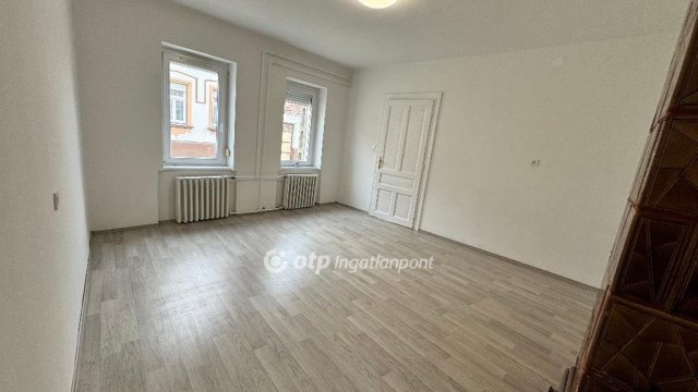 Eladó téglalakás, Pápán 49 M Ft, 3 szobás