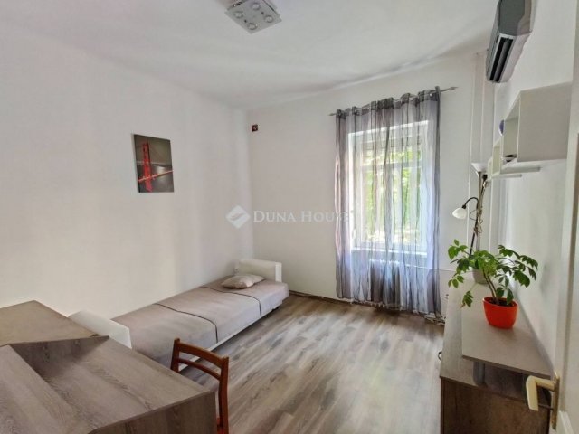 Kiadó téglalakás, albérlet, Pécsett 230 E Ft / hó, 3 szobás