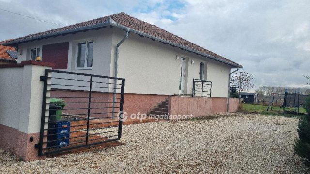 Eladó családi ház, Táborfalván 77 M Ft, 4 szobás