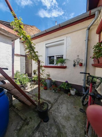 Eladó családi ház, Tatán 35 M Ft, 2 szobás