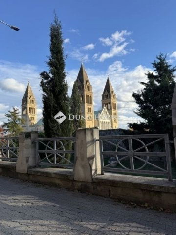 Eladó téglalakás, Pécsett 65 M Ft, 2 szobás