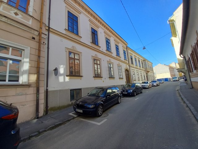 Kiadó garázs, Pécsett, Mária utcában 35 E Ft / hó
