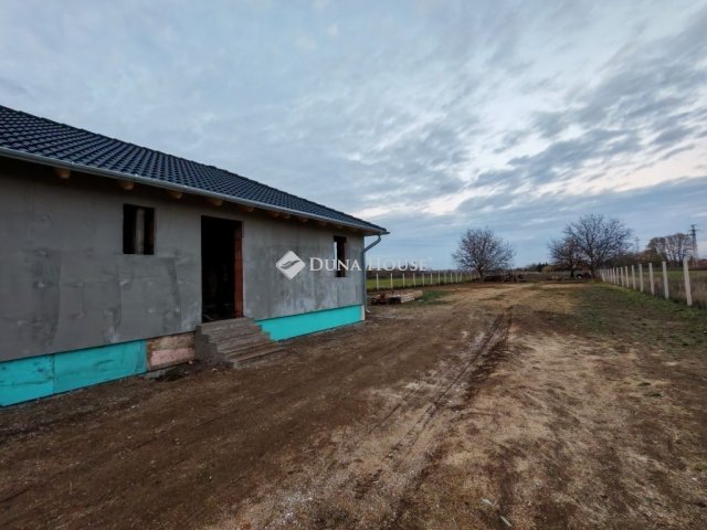 Eladó ikerház, Pilisen 36.5 M Ft, 2 szobás / költözzbe.hu