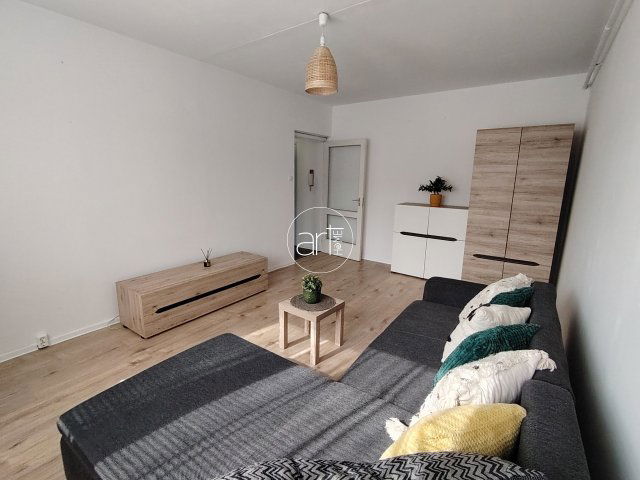 Kiadó panellakás, albérlet, Szegeden, Kukovetz Nana utcában