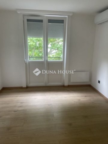 Eladó panellakás, Pécsett 64.99 M Ft, 3 szobás