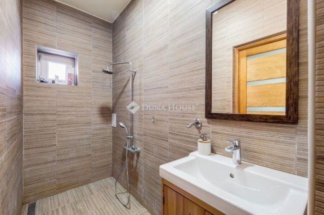 Eladó családi ház, Gödön 160 M Ft, 12 szobás