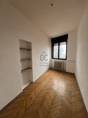 Eladó családi ház, Pécsett 53.5 M Ft, 8 szobás
