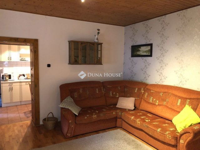 Eladó családi ház, Majson 20.9 M Ft, 3 szobás