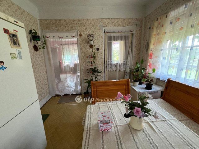 Eladó családi ház, Tiszakeszin 8 M Ft, 2 szobás