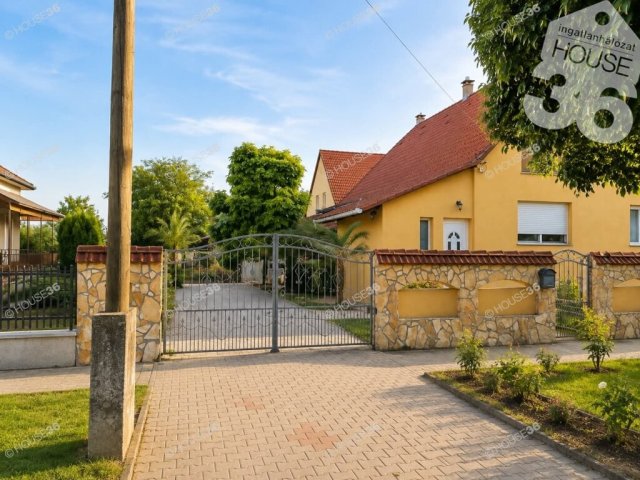 Eladó családi ház, Tolnán 135 M Ft, 8 szobás