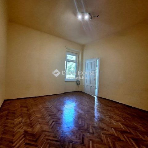 Eladó téglalakás, Budapesten, VI. kerületben 57 M Ft, 1 szobás