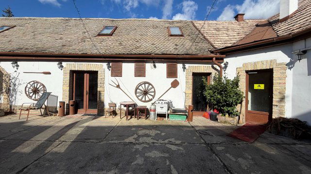 Eladó családi ház, Baján 145 M Ft, 10 szobás