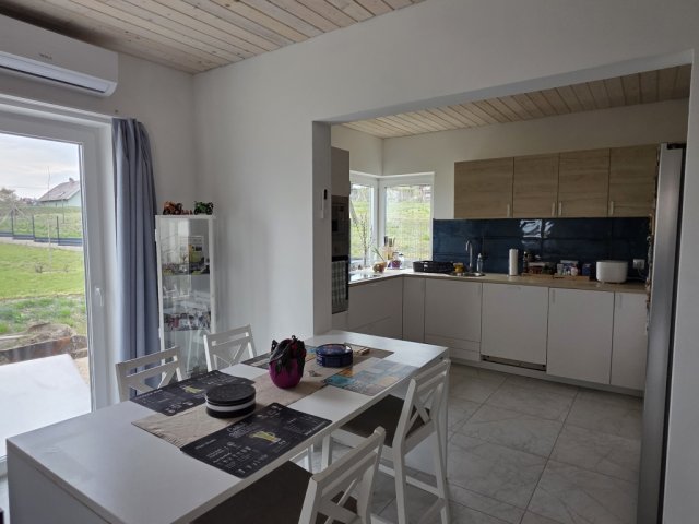 Eladó családi ház, Sukorón 149.9 M Ft, 2+2 szobás