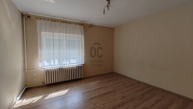 Eladó családi ház, Hosszúhetényen 93.9 M Ft, 8 szobás