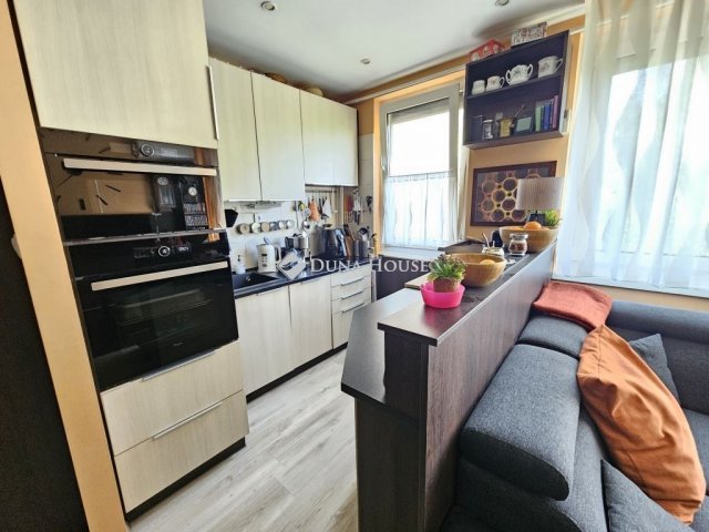 Eladó panellakás, Budapesten, III. kerületben 99.7 M Ft