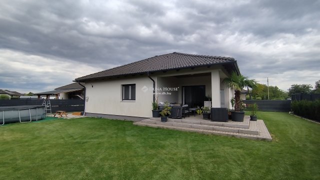 Kiadó családi ház, albérlet, Szombathelyen 400 E Ft / hó