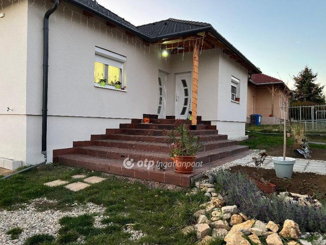 Eladó családi ház, Szentkirályszabadján 159 M Ft, 3 szobás