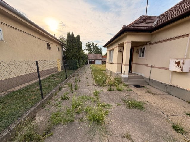 Eladó családi ház, Vácon 85 M Ft, 2 szobás