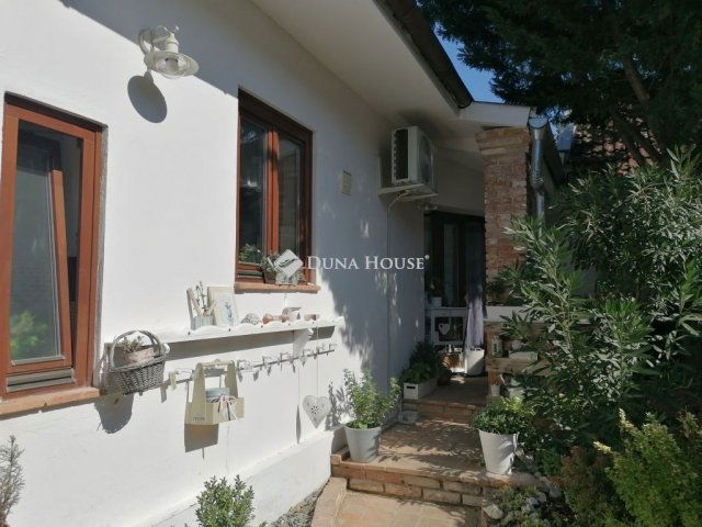 Eladó családi ház, Pécsett 96.5 M Ft, 2 szobás