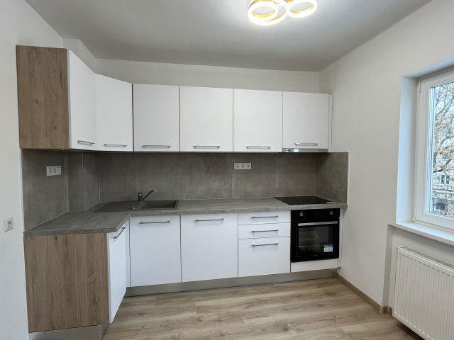 Eladó téglalakás, Győrött 65 M Ft, 3 szobás