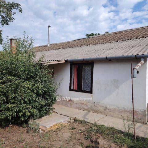 Eladó családi ház, Szentesen 15 M Ft, 2 szobás