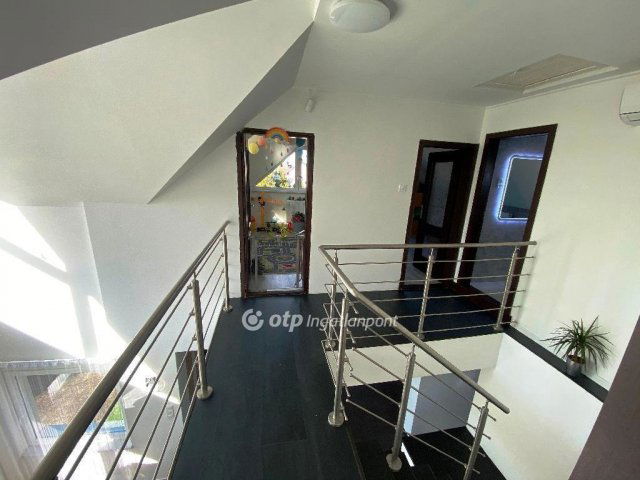 Eladó családi ház, Szigetcsépen 158.9 M Ft, 5 szobás