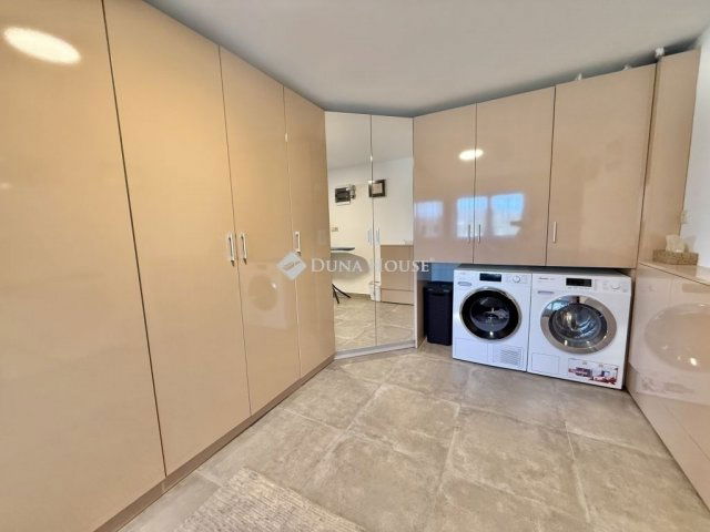 Eladó családi ház, Pécsett 289 M Ft, 4 szobás