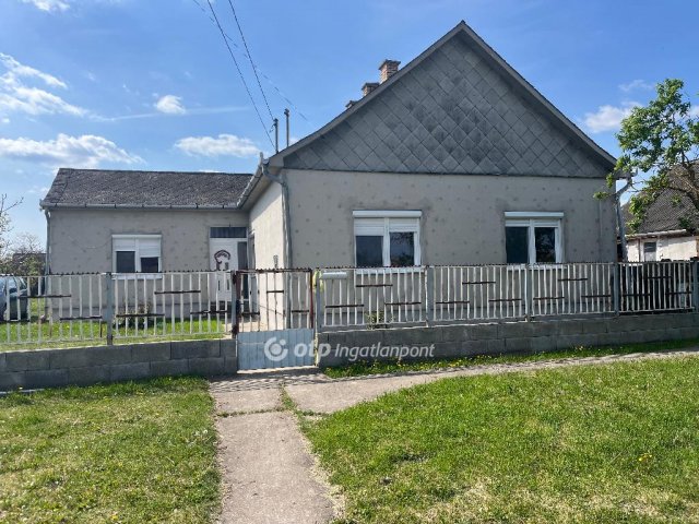 Eladó családi ház, Földesen 31.99 M Ft, 3 szobás