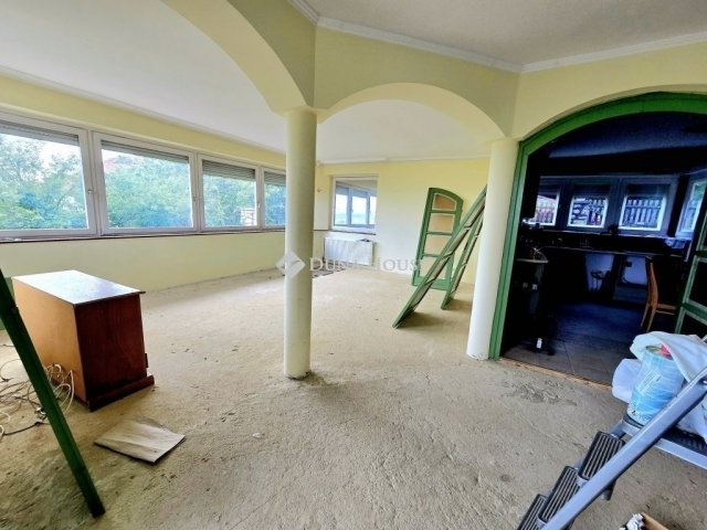 Eladó családi ház, Pécsett 145 M Ft, 6 szobás