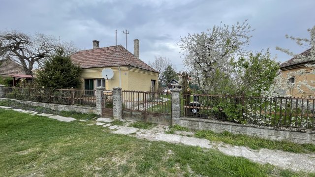 Eladó családi ház, Győrzámolyon 35 M Ft, 2 szobás