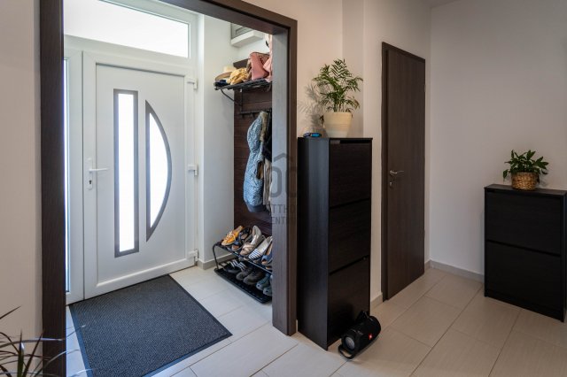 Eladó családi ház, Szolnokon 99.9 M Ft, 6 szobás