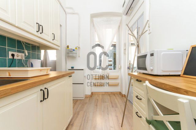 Eladó téglalakás, Budapesten, VI. kerületben 58.9 M Ft, 1 szobás