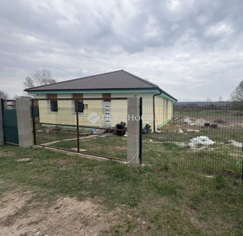 Eladó családi ház, Szadán 230 M Ft, 5 szobás