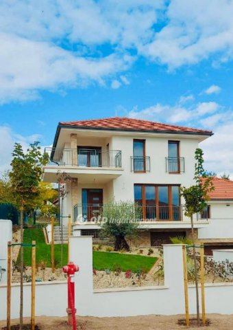 Eladó ikerház, Balatonfüreden 229.9 M Ft, 4 szobás