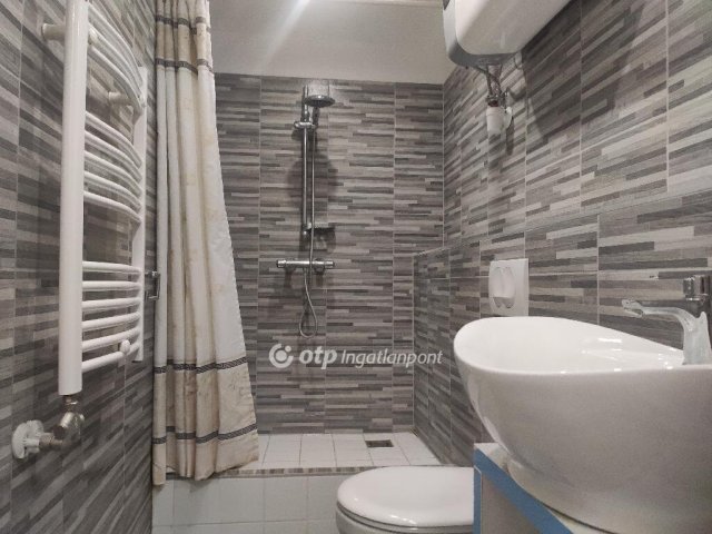 Eladó téglalakás, Pécsett 92 M Ft, 4 szobás