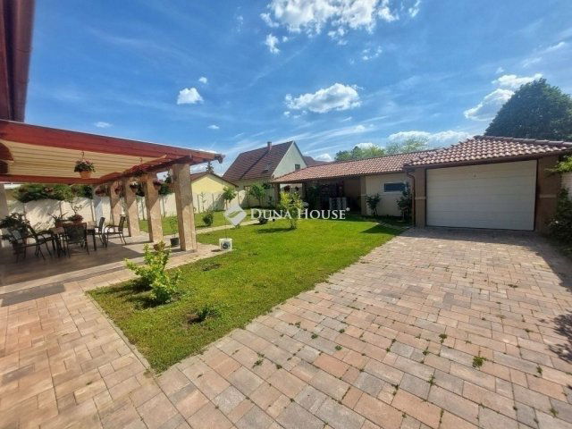 Eladó családi ház, Dunakeszin 250 M Ft, 4 szobás