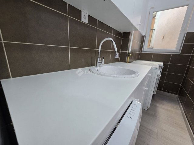 Eladó téglalakás, Budapesten, VII. kerületben 65 M Ft, 1 szobás