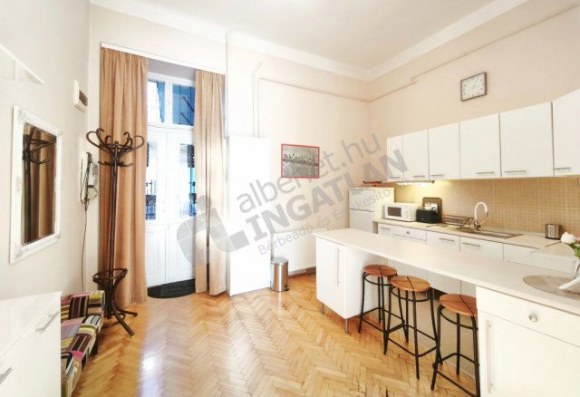 Kiadó téglalakás, albérlet, VI. kerületben, Vörösmarty utcában