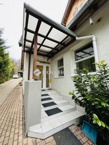 Eladó családi ház, Pilismaróton 238.1 M Ft, 12 szobás