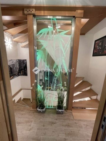 Eladó sorház, Budapesten, XV. kerületben 170 M Ft, 5 szobás