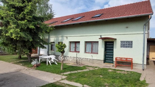 Eladó családi ház, Baracskán 98 M Ft, 6 szobás