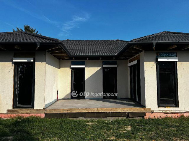 Eladó ikerház, Cegléden 135 M Ft, 4 szobás