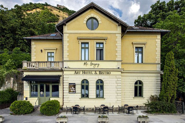 Eladó hotel, Visegrádon, Fő utcában 1595.8 M Ft, 22 szobás