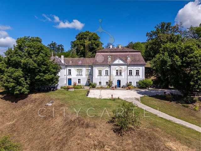 Eladó családi ház, Legénden 710.1 M Ft, 9 szobás