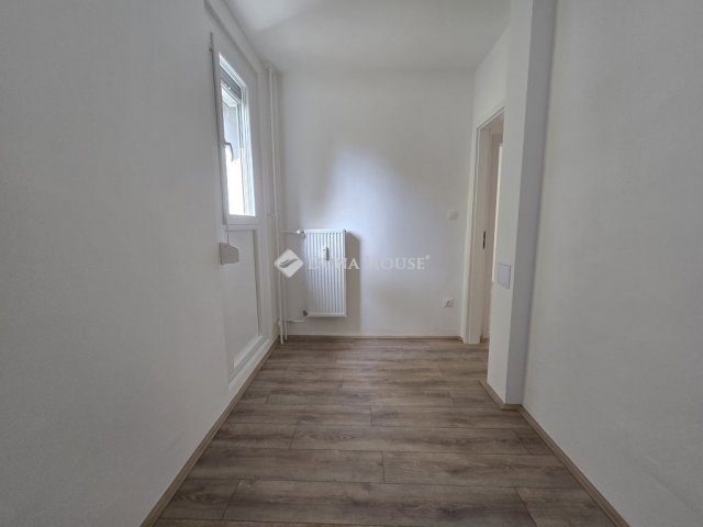 Eladó panellakás, Pécsett 48.9 M Ft, 3 szobás