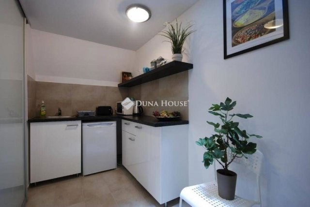 Eladó téglalakás, Budapesten, VI. kerületben 49.5 M Ft, 2 szobás