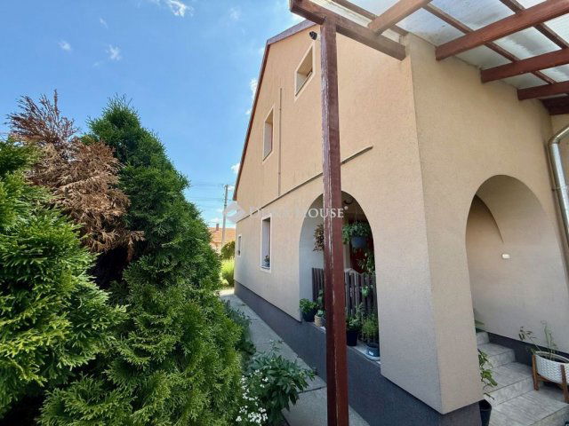 Eladó családi ház, Ajkán 69.9 M Ft, 6 szobás