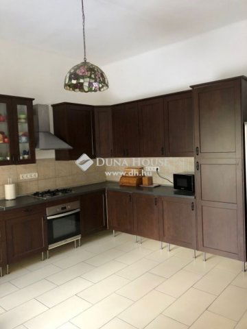 Eladó családi ház, Pécelen 225 M Ft, 8 szobás