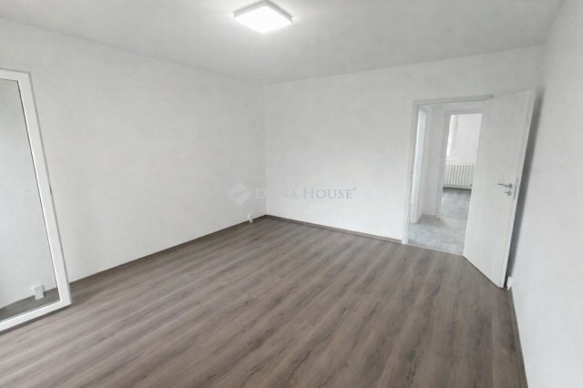 Eladó panellakás, Kecskeméten 52.49 M Ft, 3 szobás