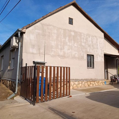Eladó családi ház, Pécsett, Rezgő utcában 38 M Ft, 2 szobás